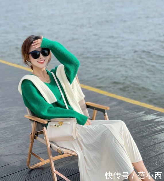 斜挎包 “针织衫”总是穿得平平无奇?建议你从颜色入手,轻松显白好几度