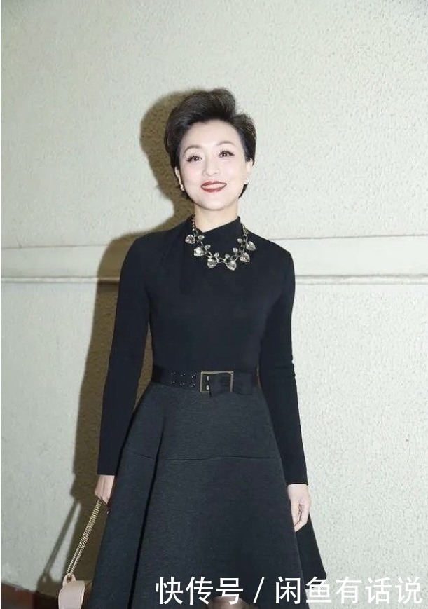 洋气|53岁杨澜越老越时髦,娃娃衫配纱裙不算啥,头上染一撮蓝毛才洋气