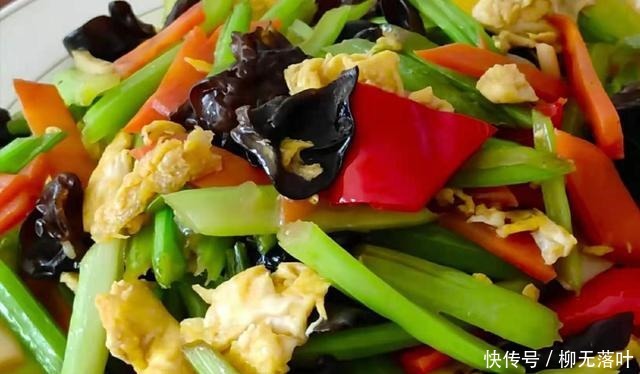 芹菜|炒芹菜有人焯水,有人直接炒,都不对,多加一步,脆爽好吃不塞牙