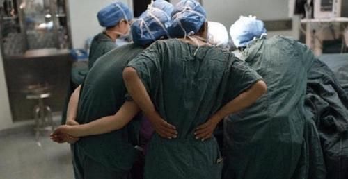 难产|“我不是表演节目!”孕妇生产时遭10余个实习生围观,引发难产