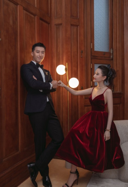 针织衫 何超莲很有“名媛气质”,穿黑色丝绒裙尽显身材曲线,不输女明星