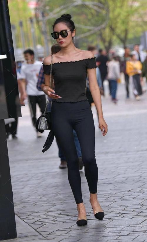 小姐姐|街拍：一字领上衣搭配九分打底裤，彰显出让人着迷的身材