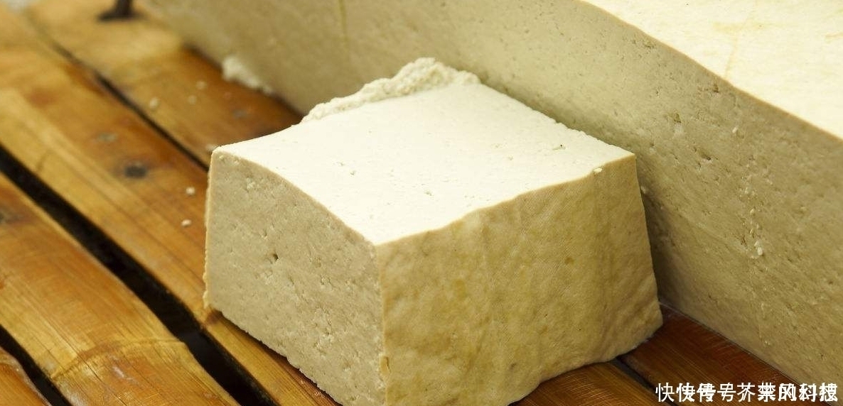 煎豆腐时,直接下锅万万不可,煎之前多加一个步骤,豆腐不粘锅