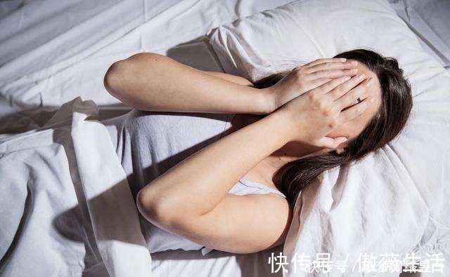睡觉时间|常常失眠的人，尽量远离3个饮食习惯，常喝1“水”，或有助睡眠