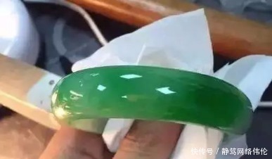 翡翠|爆裂的翡翠毛料,切的好坐宾利,不会切骑小电动!