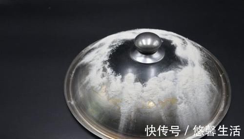 不管锅盖有多脏，不用任何洗涤剂，轻轻一擦洁净如新，方法太棒了