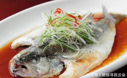 教你做清蒸鱼的正确方法,不放盐也不用料酒,鱼肉鲜嫩无腥味
