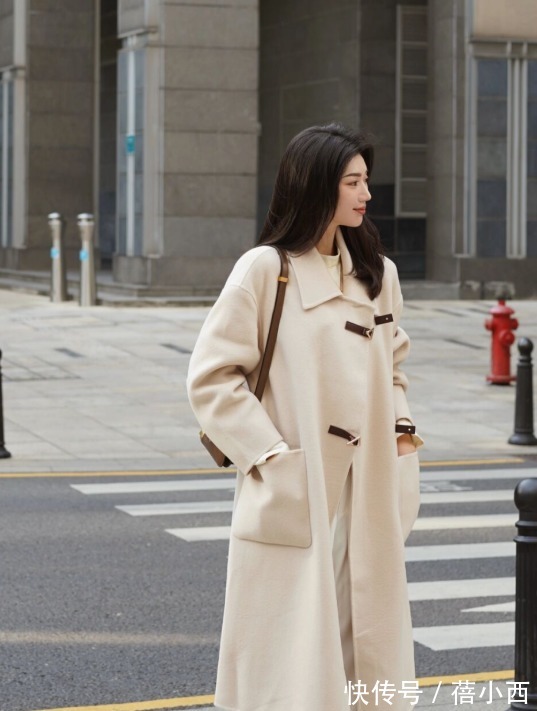 小白裤 “大衣+小白裤”=2022最火搭配,高级时髦有气质,关键是不烂大街