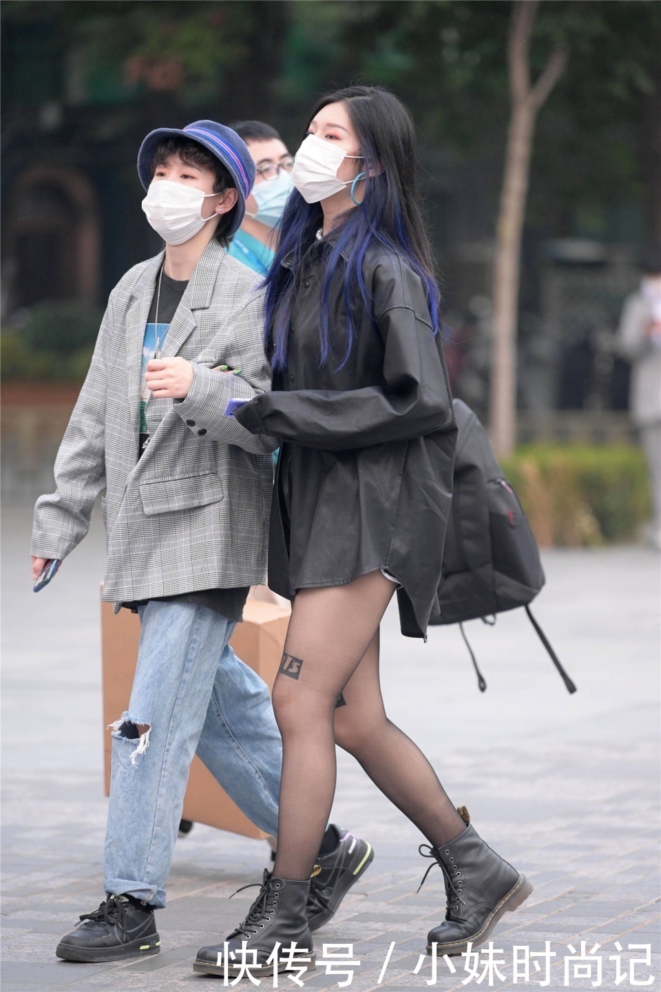 讲究|街拍:穿着黑色丝袜的女生,搭配高跟鞋还是平底鞋,其实也有讲究