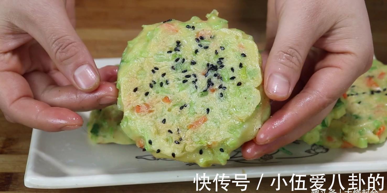 碎丁|芹菜不要炒着吃，打2个鸡蛋，6分钟出锅，轻松解决全家人早餐