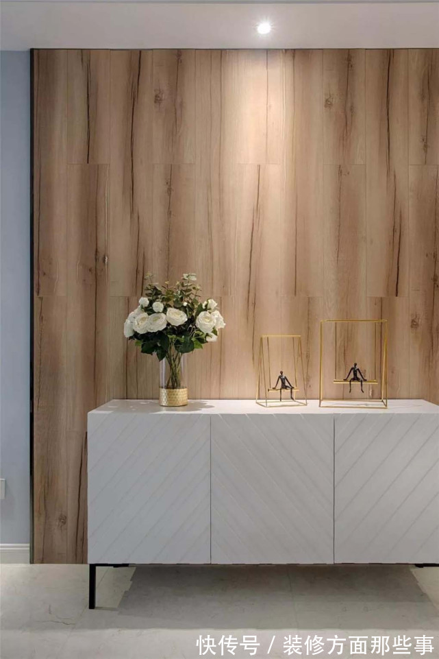 客厅|116平简约北欧风三居室,亮橙色沙发给客厅增添了活力感