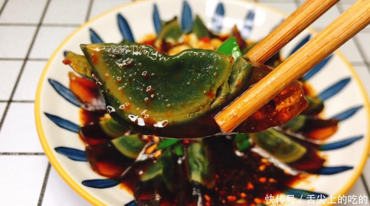 凉拌青椒皮蛋最简单的家常做法,皮蛋入味滑嫩爽口,一上桌就吃光