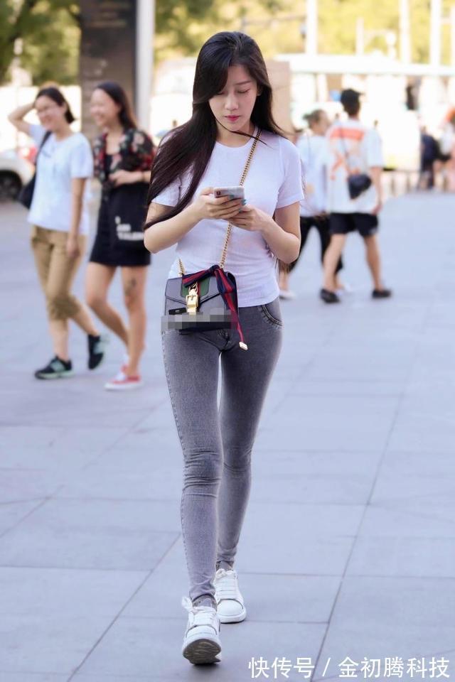 短袖 牛仔裤与白色上衣造就的时尚气息,姐姐的穿搭休闲与运动的结合