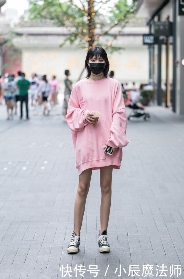 路人街拍，搭配一件露肩的雪纺衫，非常显高挑