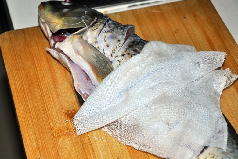 煎鱼,记住3点窍门,鱼皮不粘锅,鱼肉不散,完好无损做菜卖相好