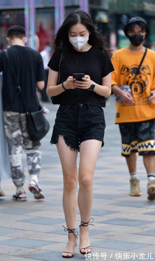 女性 懂得时尚的女性也会用心搭配牛仔裤，休闲优雅