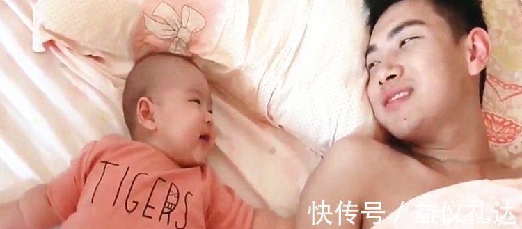 睡着|女儿睡醒后乖乖躺着等爸爸,看到爸爸回头时,画面萌炸了