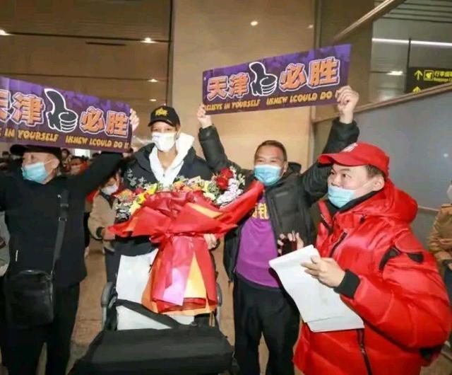 天津队|天津女排凯旋!王宝泉忙着签名金灿灿奖杯耀眼,4大主力意外失踪