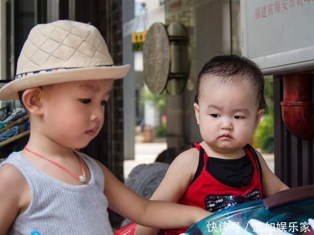 羡慕|哥哥和妹妹相差18岁,两人相处的瞬间,妈妈都羡慕