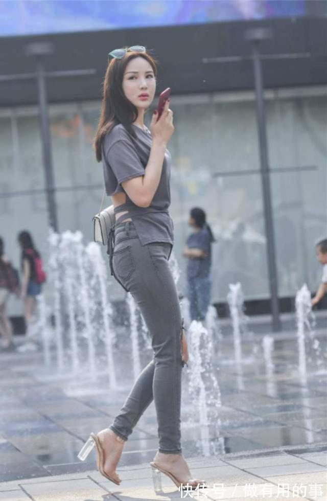 小姐姐|街拍:一起逛街的短发美女,分别穿白色的纱裙与蓝色牛仔裙,美动减龄