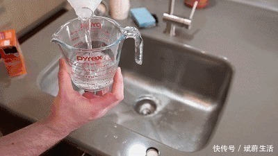 下水道堵了,她随手丢进两块药片,不到1分钟就疏通了