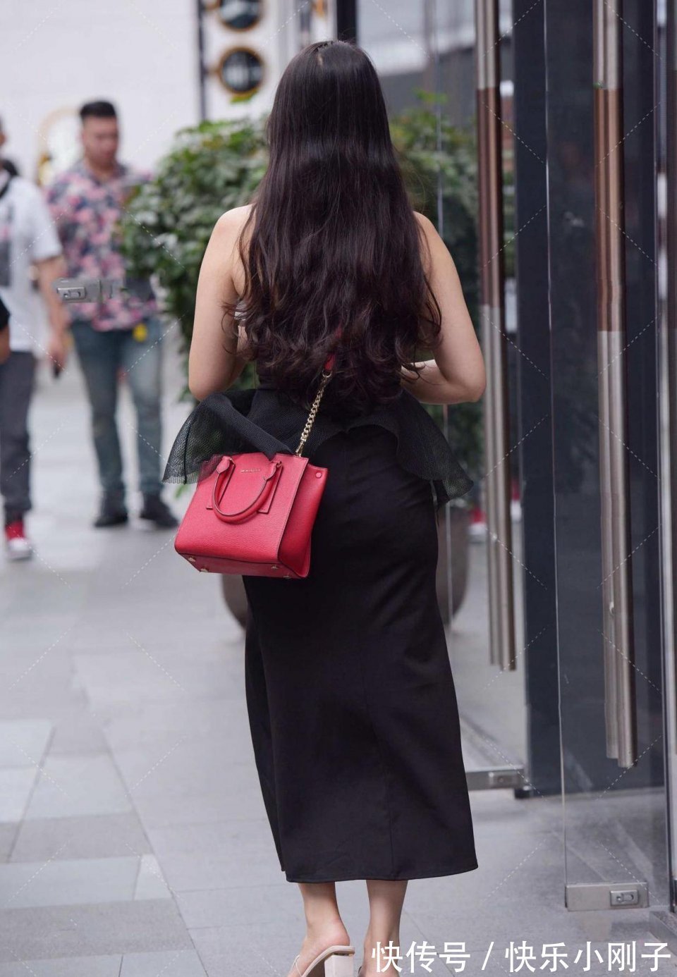 玄色|长的好看的小姐姐真的会有烦恼吗，我是不信的，那么多大哥“罩”