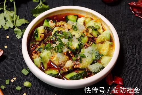 凉拌菜|凉拌黄瓜别再直接拌了，难怪不香脆不入味，大厨教你多加1步