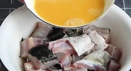 我家鱼肉从不炖着吃,淋2个鸡蛋,简单一做,上桌瞬间被扫光,香