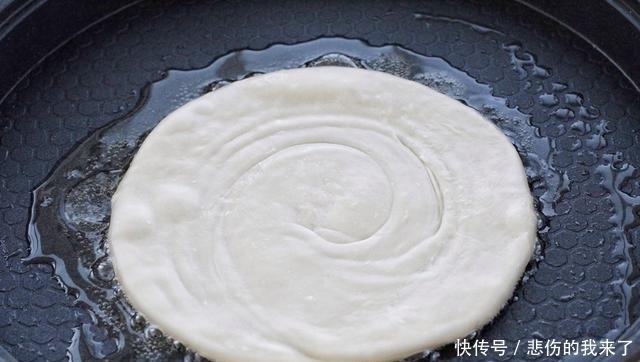 家常烙饼做法,外酥内软又筋道,比油条健康,学会可以出门摆摊了