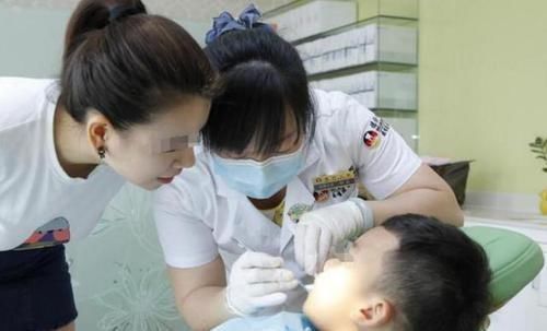 奶奶|7岁男孩长出双排牙,奶奶自责不已,医生:需要一颗颗拔掉