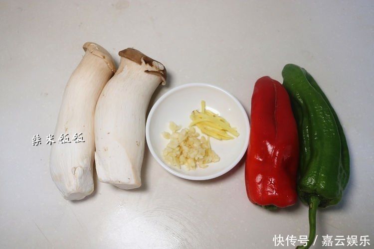 这三样一起炒,又鲜又脆,吃一口鲜嫩多汁,比肉嚼起来更香