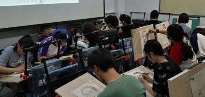 老师@美术生画一半画不下去了,随意收尾堪称“神操作”,老师被逗笑