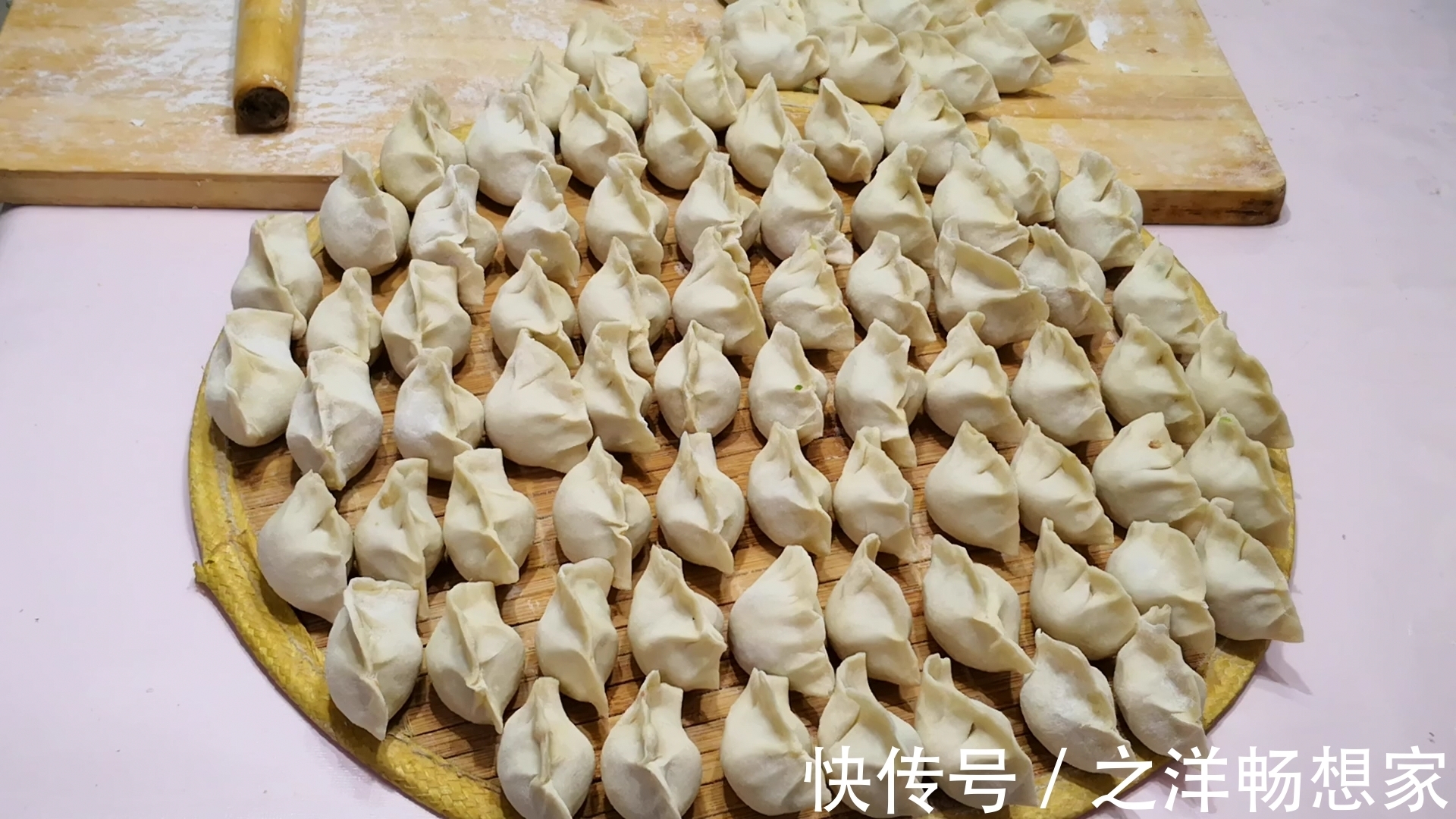 开裂|冻饺子时,直接放冰箱就废了,牢记“2要点”,饺子不粘连不开裂