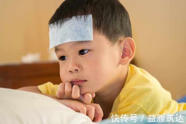 父母|孩子刚发烧时，父母一定要清楚，有3件事比吃药更重要！