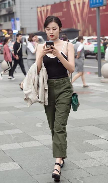 迷人|街拍小姐姐一件蓝色针织一字肩搭配黑色短裤,优雅大气的感觉