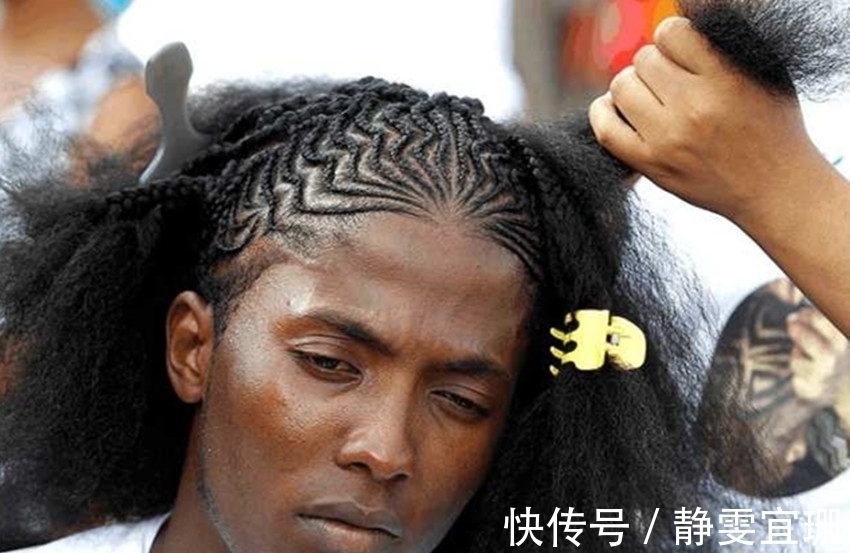 洗头 非洲人的发型:不论多穷都要做发型,有人为保持发型,半年不洗头