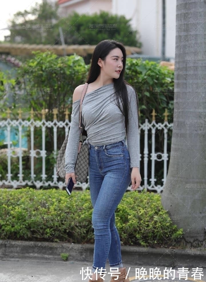牛仔裤|街拍:小姐姐穿灰色紧身衣搭配牛仔裤,网友:半露香肩更迷人