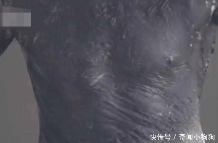 男子作死偷拿女友面膜给自己做全身保养, 准备撕下时后悔了, 疼出“猪叫“””