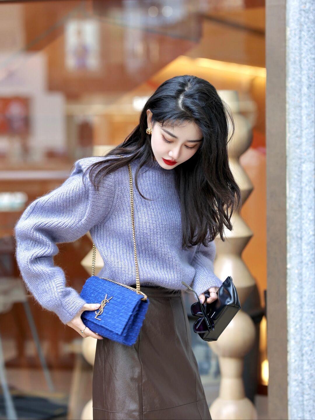 子女生 冬天毛衣怎样搭配出时尚感!紫色毛衣搭配皮裙,高级又不失个性!