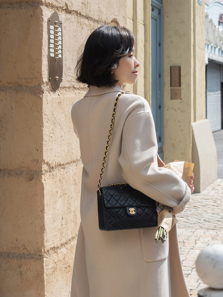 格子 秋冬季节“大衣”怎么穿?搭配针织衫和半身裙优雅大气,高级时髦