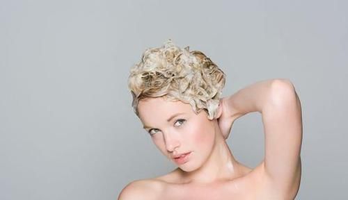 头发隔多久洗一次最好?很多人都做错了,难怪头发掉得越来越厉害