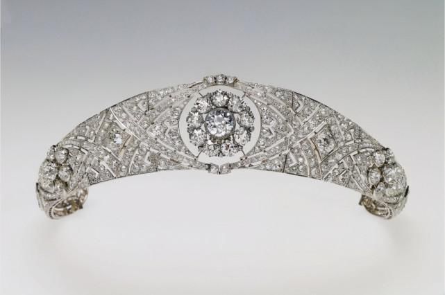 英王室的精美珠宝，戴妃和卡米拉的紫水晶项链，谁更胜一筹呢