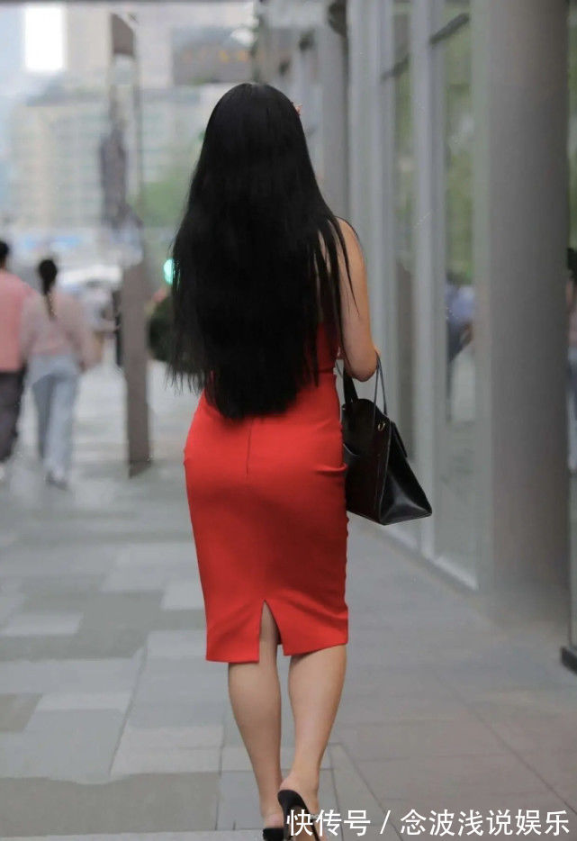 喇叭裤 白色上衣配牛仔裤,版型个性且独特,穿出一股时尚感