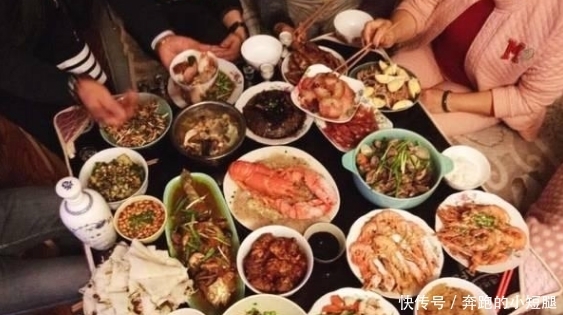 越来越|看看80年代的年夜饭,再看看现在的年夜饭,网友:越来越敷衍了