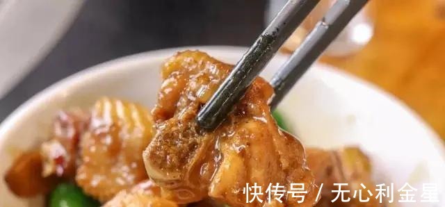 一家10口去吃柴火鸡，一共花了268元，结账时多花了很多钱！