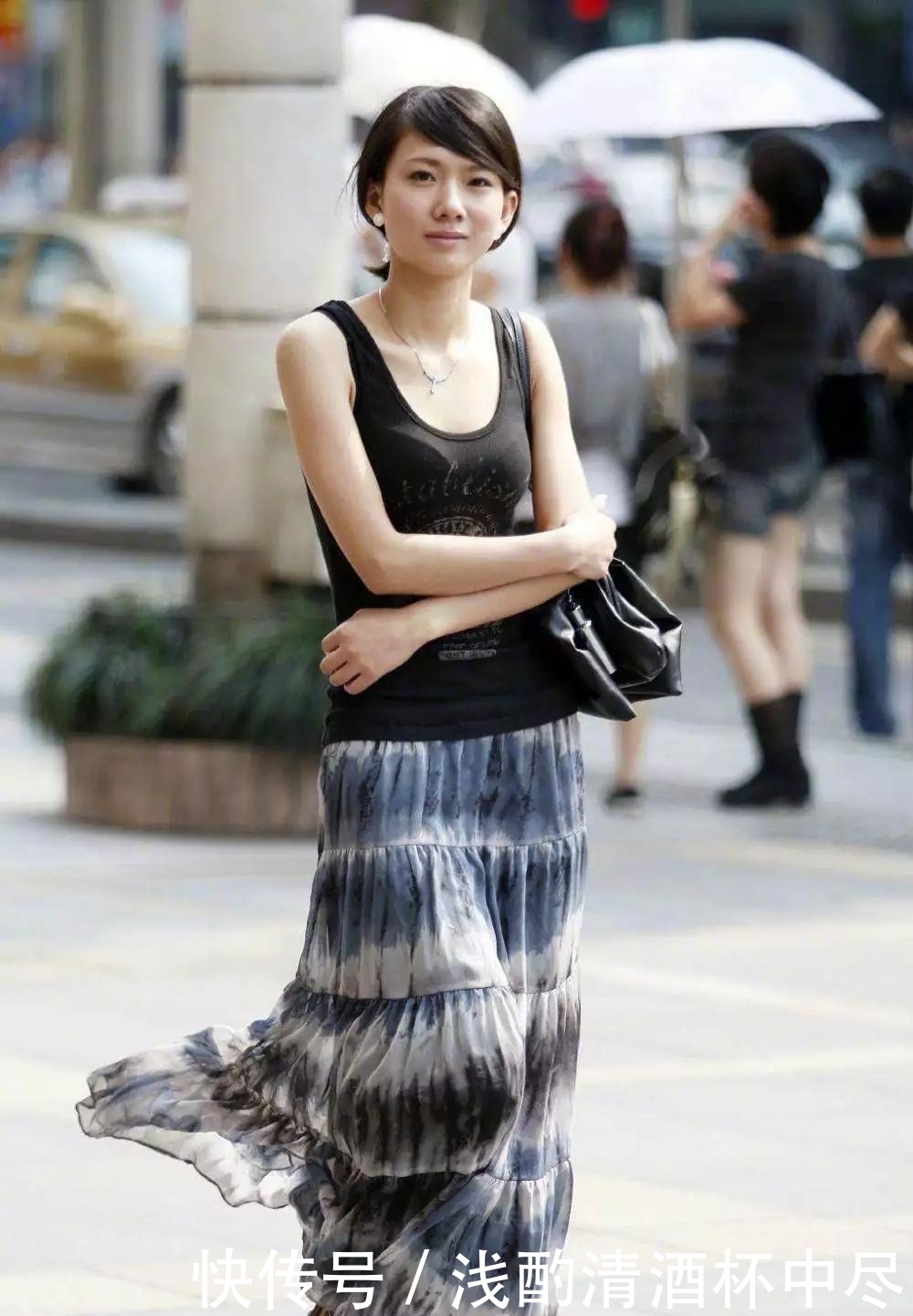 米白色的毛呢大衣,宽松的时尚版型,穿起来既百搭又不失时尚