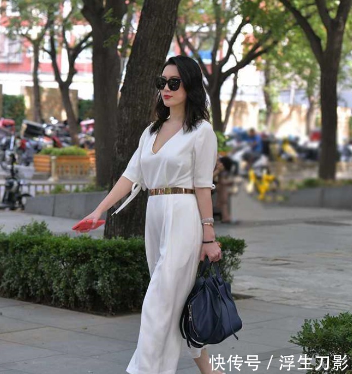 金腰带|美女腰间绑着一条金色腰带，在街上格外亮眼