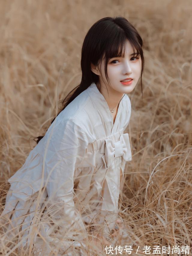 明星 美女户外写真,一袭长裙温柔漂亮,很有明星气质,是个漂亮的美女