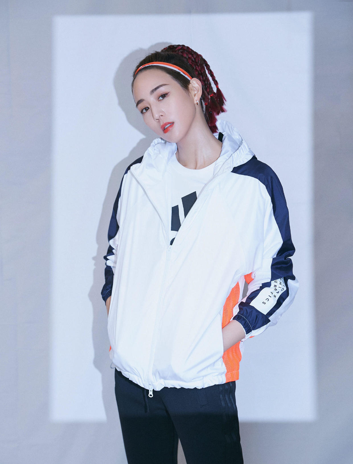 张钧甯穿搭低调,气质出众,圆领毛衣配牛仔裤休闲低调,活力十足