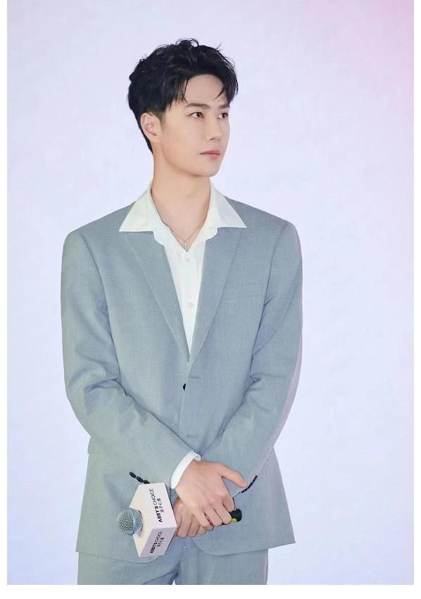 王一博直播和街舞王队长状态大不同：一个惜字如金，一个侃侃而谈